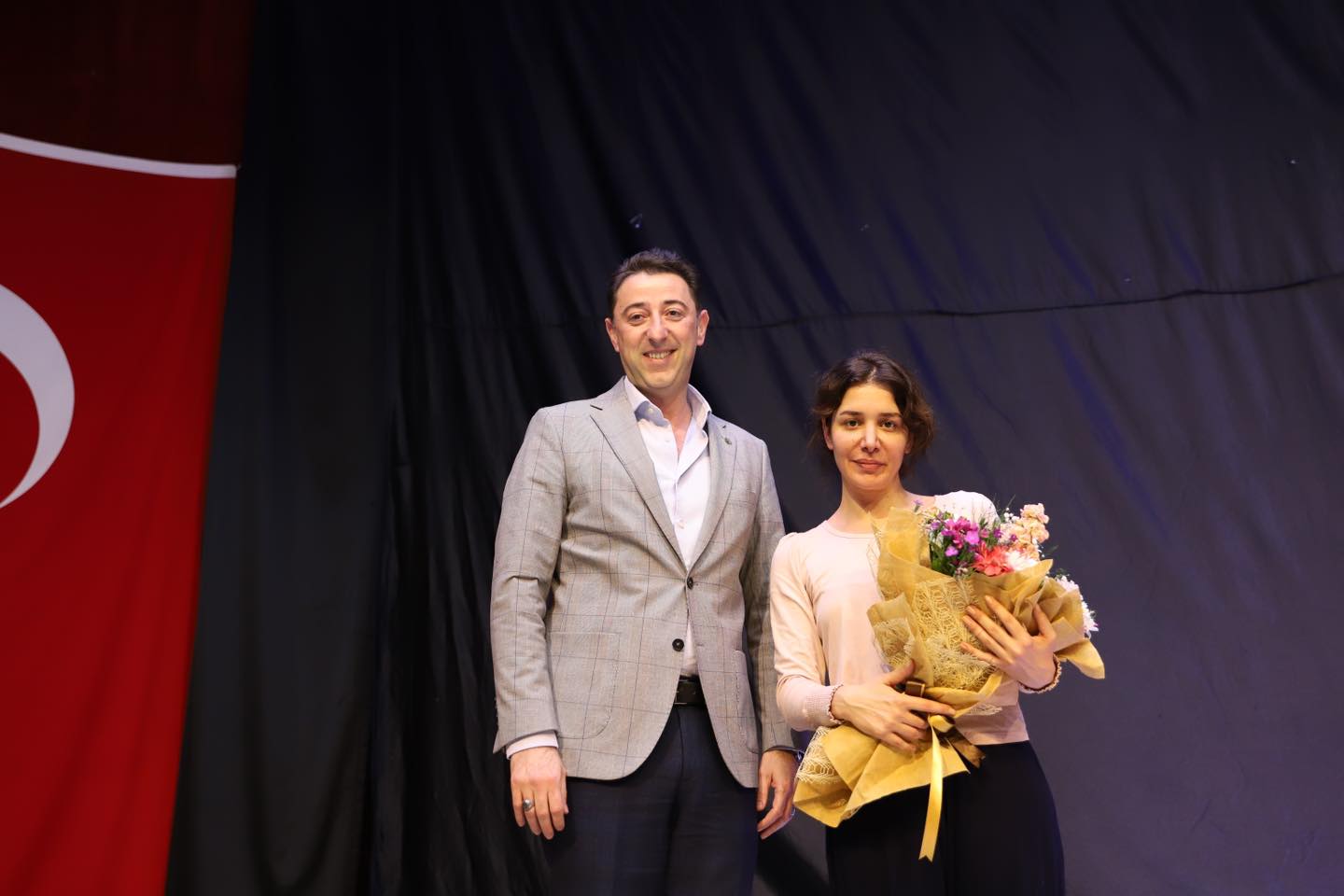 Türkiye’nin ve Avrupa’nın tek kadın temalı tiyatro festivali olan Kadın Oyunları Festivali’nin Bandırma gösterimleri, “Tilkiler ve Kötü Kalpli İtler” adlı oyun ile başladı.